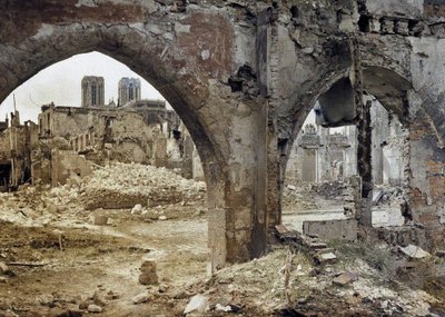 Die Türme der Kathedrale Notre-Dame de Reims sind durch die beschädigten Fenster eines Innenstadtgebäudes zu sehen, Frankreich, 3. April 1917 von Paul Castelnau